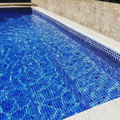 Gạch mosaic thủy tinh màu xanh cho hồ bơi khi kết hợp với ánh mặt trời chiếu vào tạo nên sự lung linh và huyền ảo.