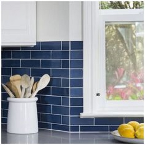 Gạch ốp bếp màu xanh đậm kết hợp hoàn hảo với đồ nội thất bếp trắng