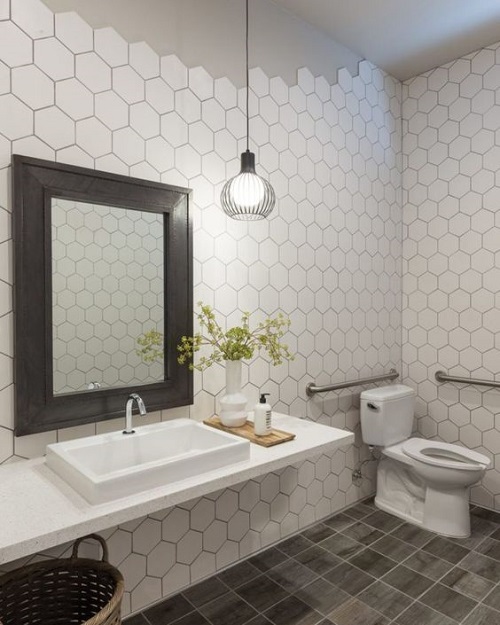 Gạch lục giác màu trắng giúp cho bức tường phòng vệ sinh được bảo vệ bền vững 