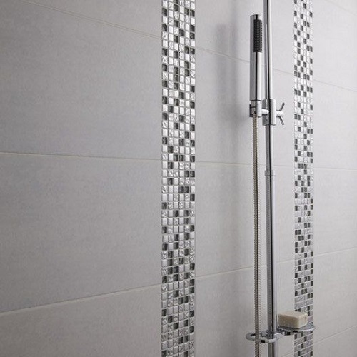 Gạch mosaic thủy tinh màu xám giúp cho việc vệ sinh đơn giản