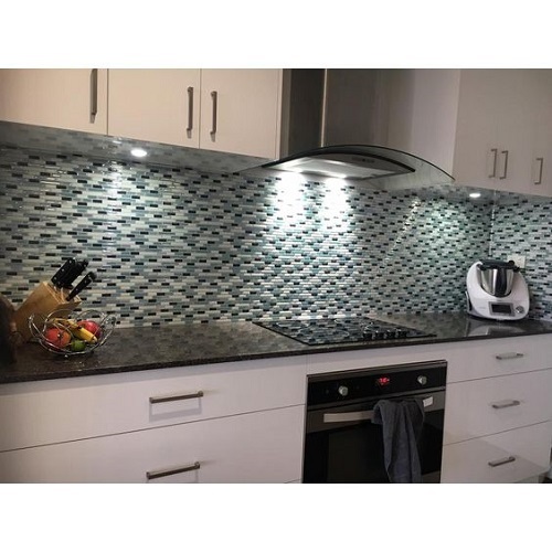 Gạch mosaic màu xanh cho phòng bếp chính là sự lựa chọn hoàn hảo