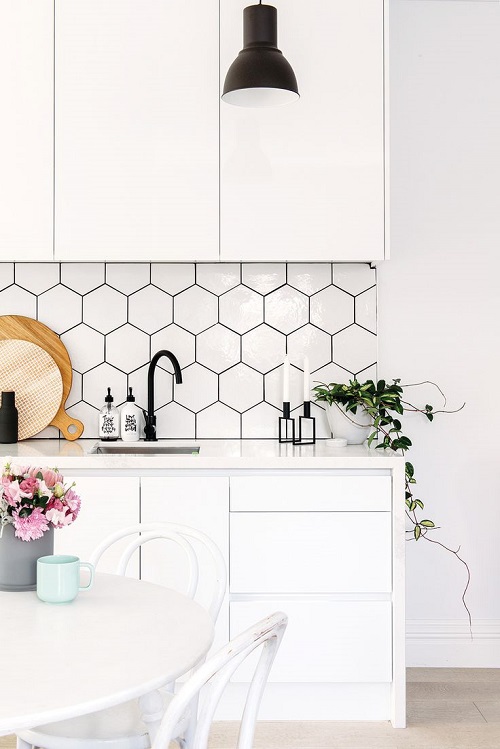 Gạch lục giác màu trắng cho căn bếp trở nên sáng tạo và độc đáo