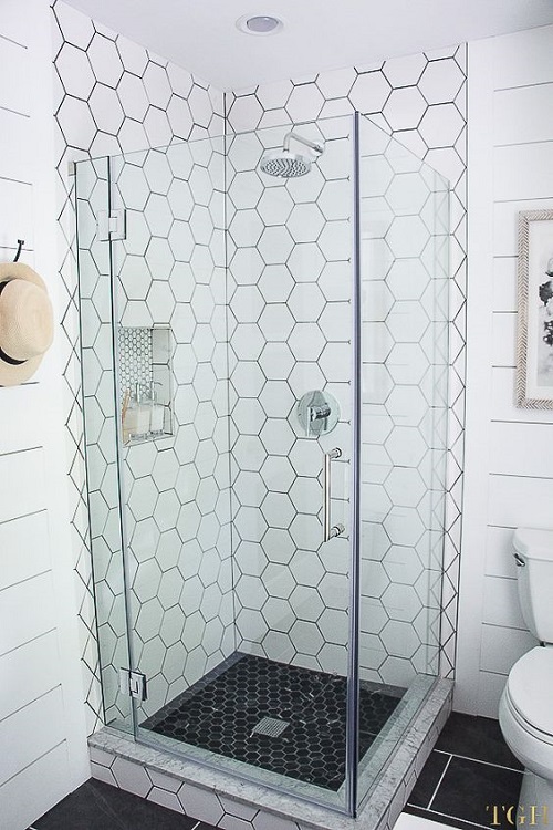 Gạch lục giác màu trắng cho phòng vệ sinh không gian đẹp và có sức sống hơn.