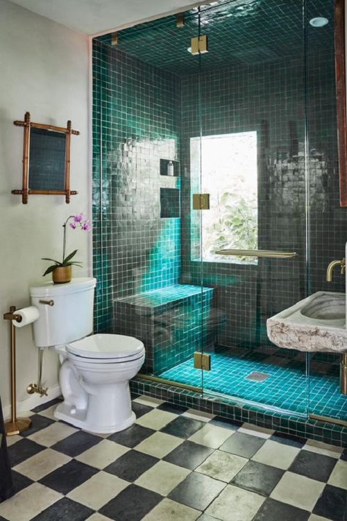 Trang trí bằng Gạch mosaic thủy tinh màu xanh cho phòng vệ sinh dễ dọn dẹp