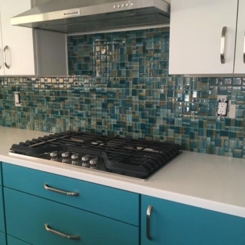 Gạch mosaic màu xanh dùng ốp bếp được nhiều người ưa chọn vì dễ lau chùi