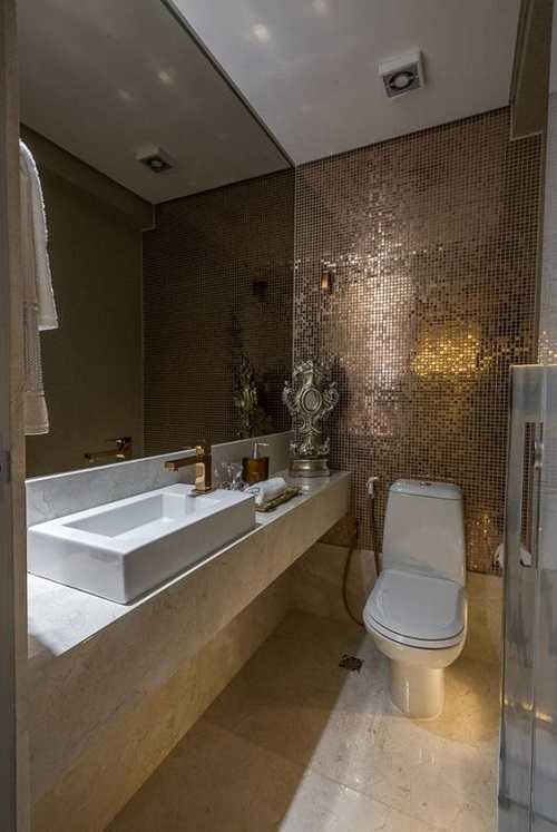Trang trí bằng Gạch mosaic thủy tinh màu vàng cho phòng vệ sinh sạch sẽ