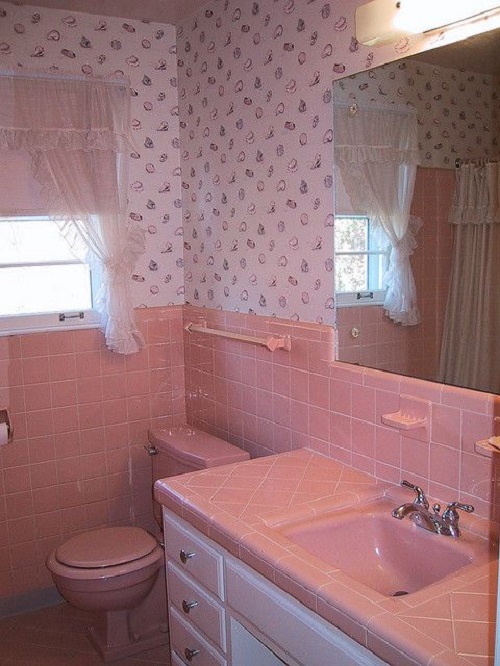 Gạch thẻ màu hồng cho phòng vệ sinh tạo cảm giác dễ chịu, tươi mát.