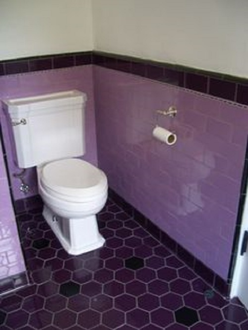 Trang trí bằng Gạch thẻ màu tím cho phòng vệ sinh dễ lau dọn