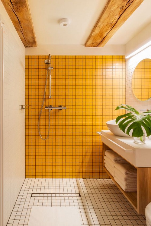 Gạch thẻ màu vàng cho phòng vệ sinh như một bức tranh