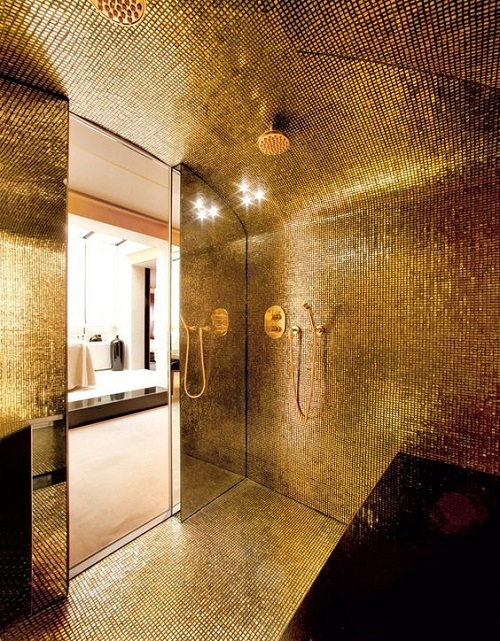 Trang trí bằng Gạch mosaic thủy tinh màu vàng cho phòng vệ sinh hiện đại