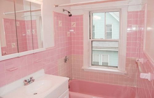 Gạch thẻ màu hồng cho phòng vệ sinh đẹp 