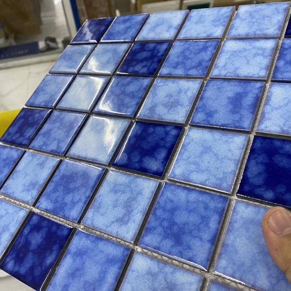 gach mosaic mau xanh op tuong phong tam phong ve sinh