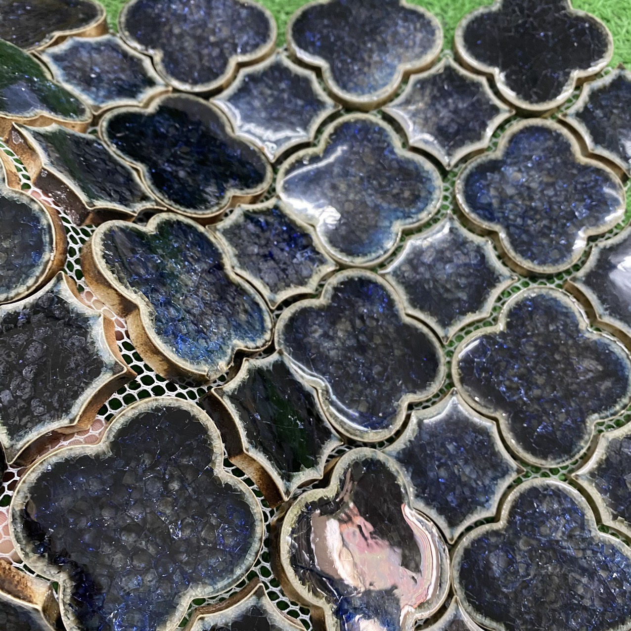 gach mosaic op tuong bong hoa
