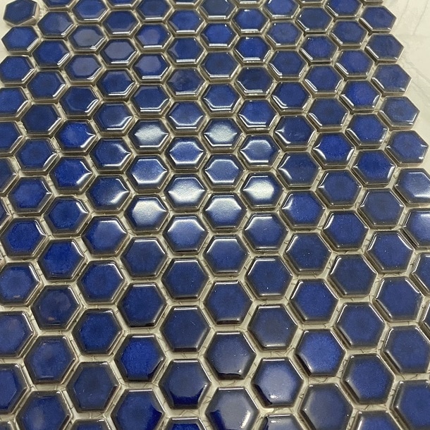 gach mosaic op tuong phong ve sinh mau xanh duong